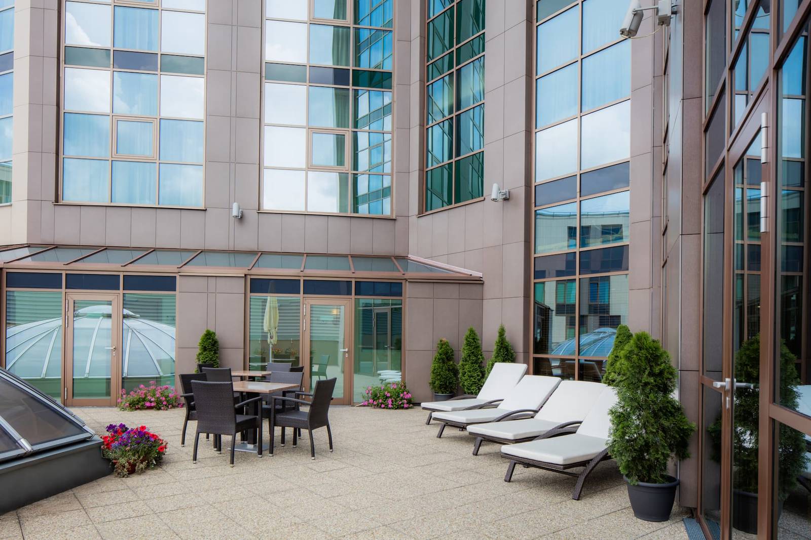 布拉提斯拉瓦 DoubleTree by Hilton 健康中心夏季露台