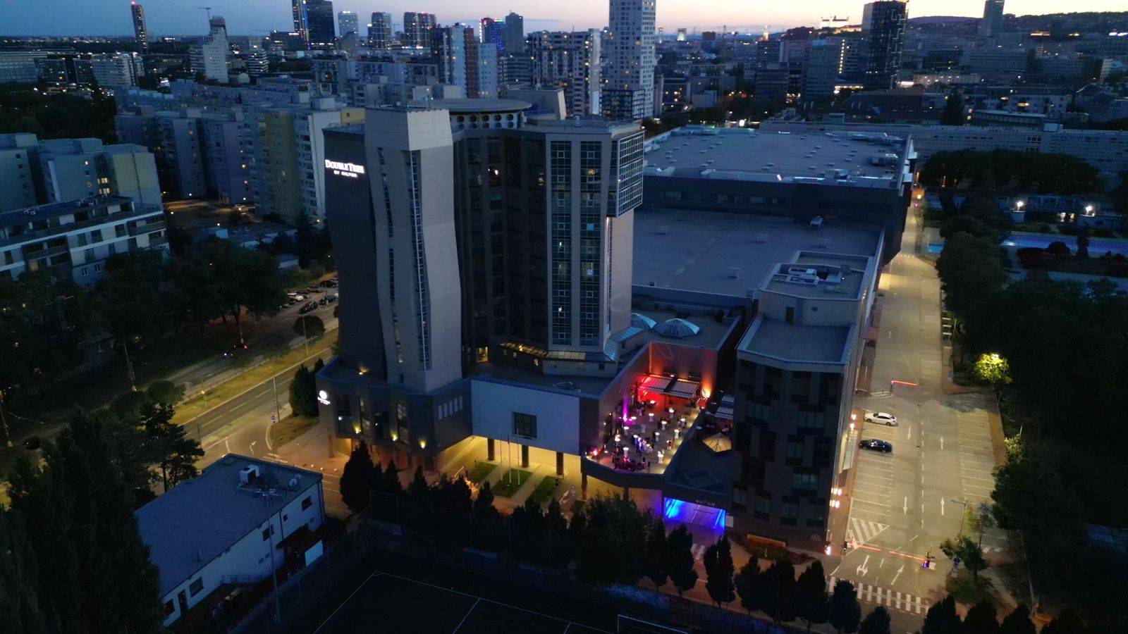 布拉提斯拉瓦 DoubleTree by Hilton 與周邊市區空拍夜景