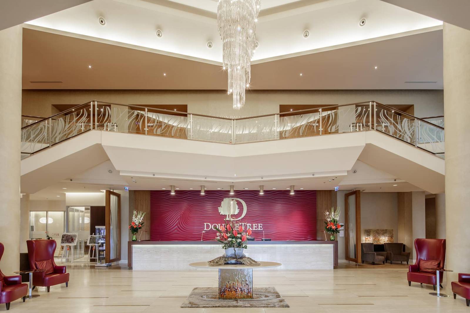 布拉提斯拉瓦 DoubleTree by Hilton 大廳接待櫃台與樓梯