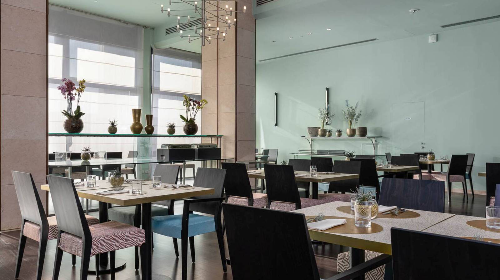 佛羅倫斯 DoubleTree Metropole 餐廳餐桌與吧台