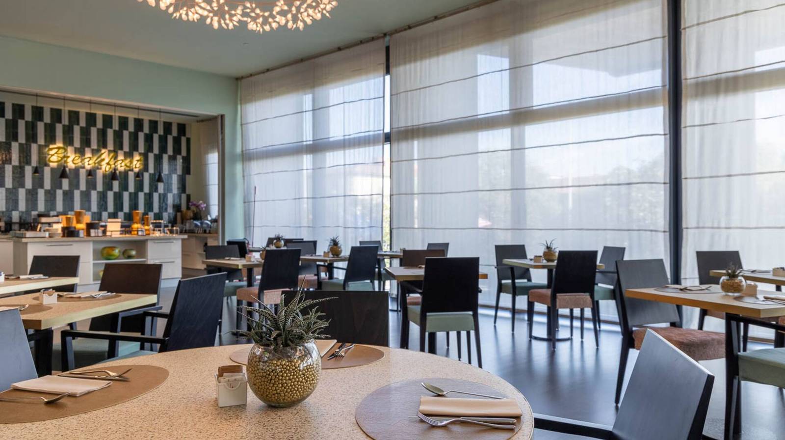 佛羅倫斯 DoubleTree Metropole Luci Della Città 餐廳落地窗座位