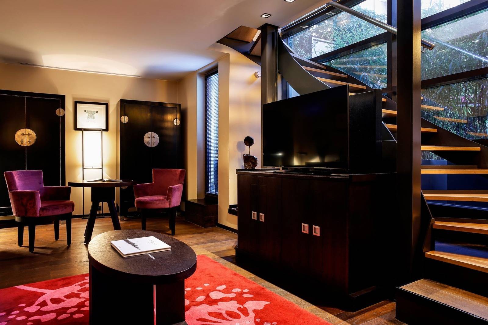 日內瓦 Eastwest Hotel Duplex Suite 挑高起居空間與樓梯