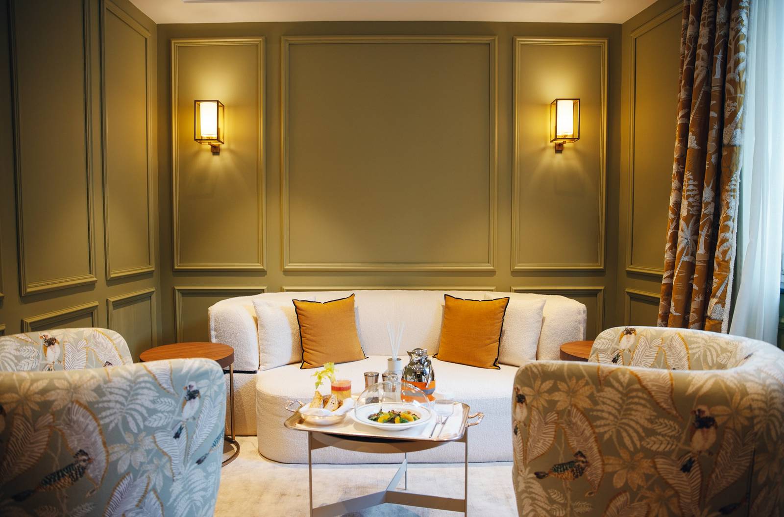 Eight Hotel Portofino 套房起居區的客房餐點
