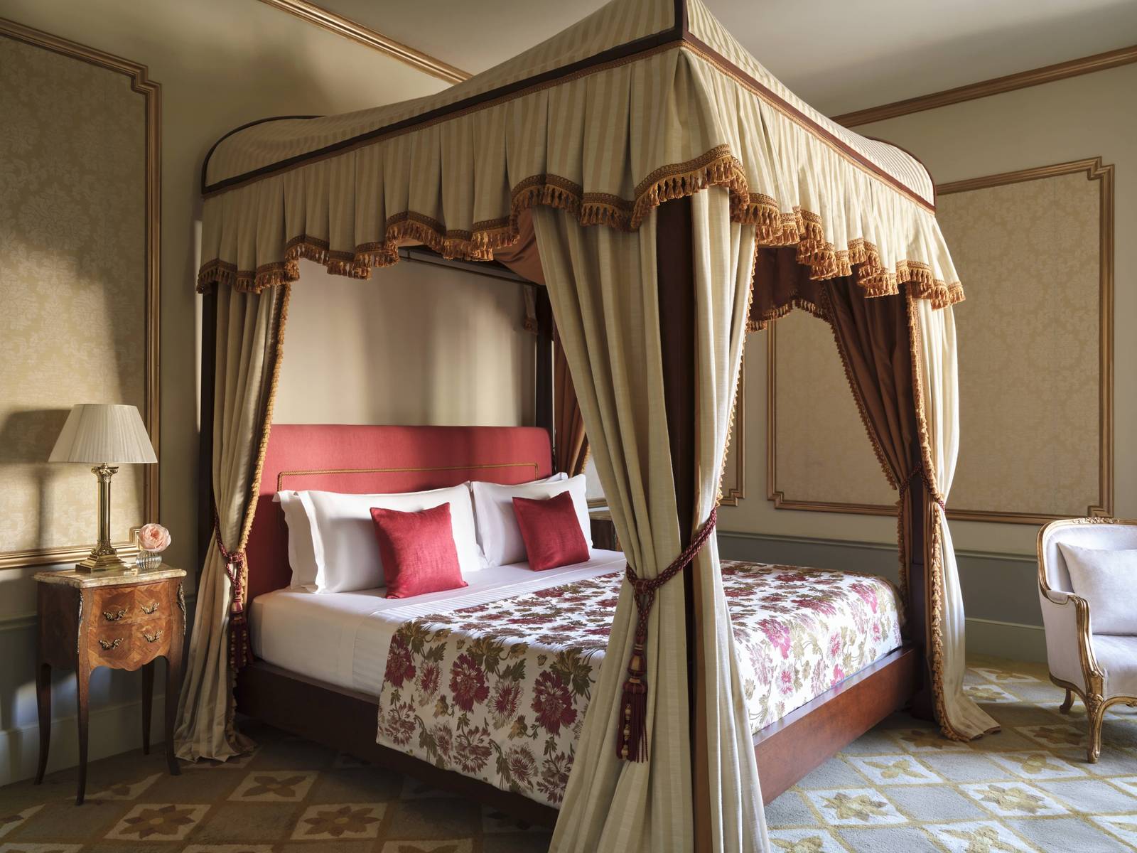 El Palace Barcelona Salvador Dalí Art Suite 四柱床臥室