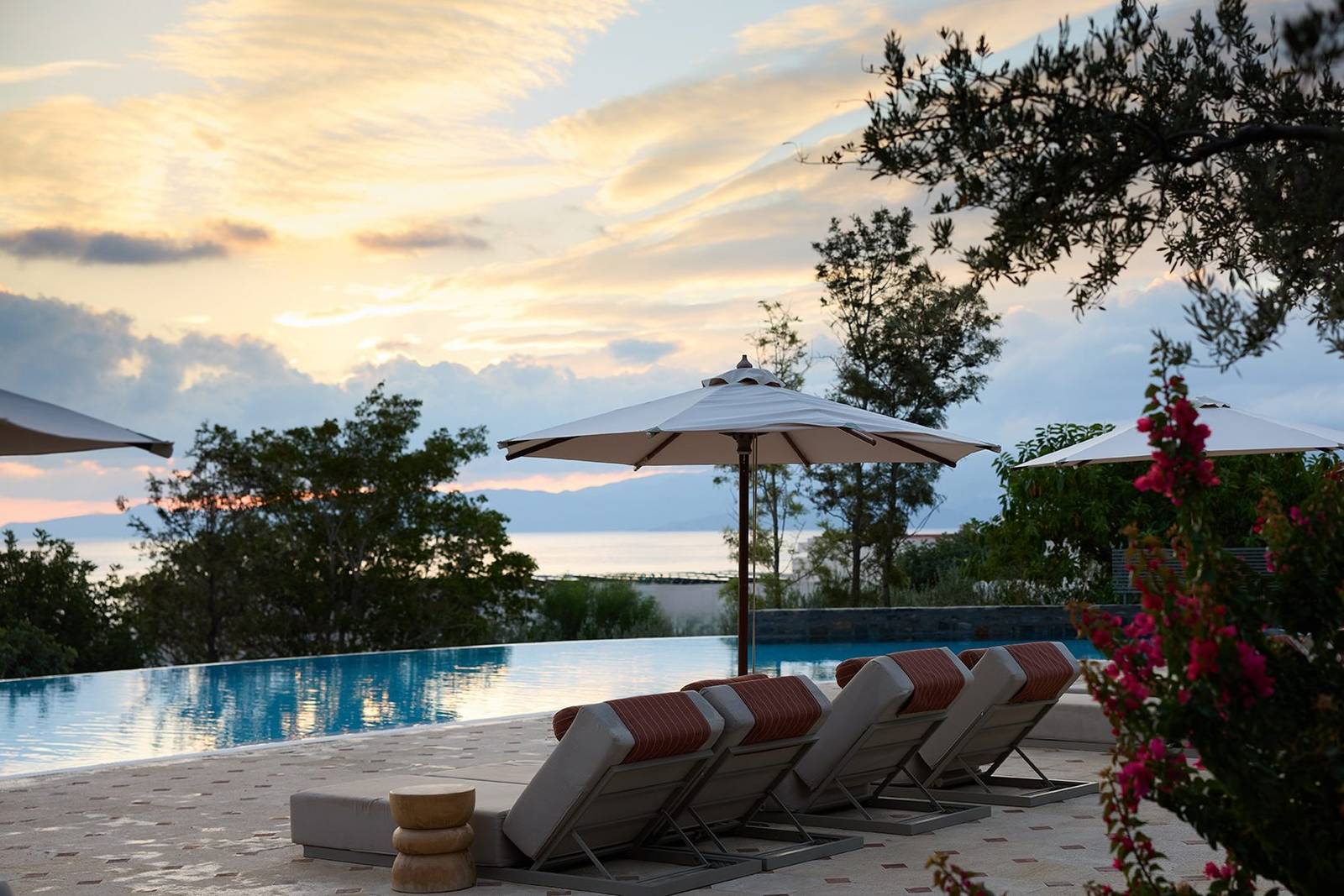 Elounda Gulf Villas 主泳池畔黃昏