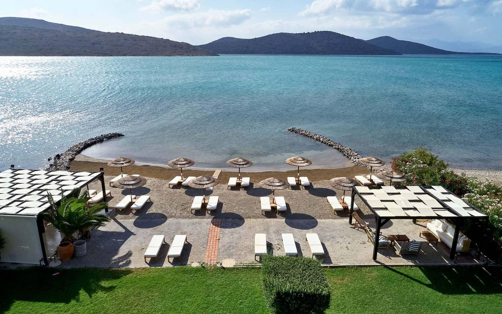 Elounda Gulf Villas 私人海灘俱樂部躺椅區