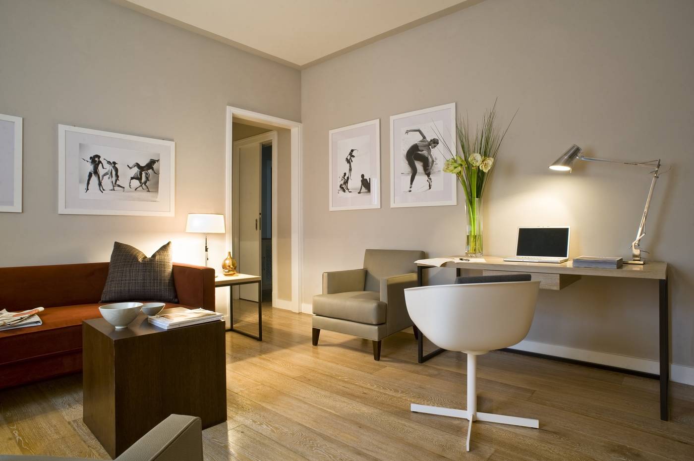 Escalus Luxury Suites 套房起居區與書桌