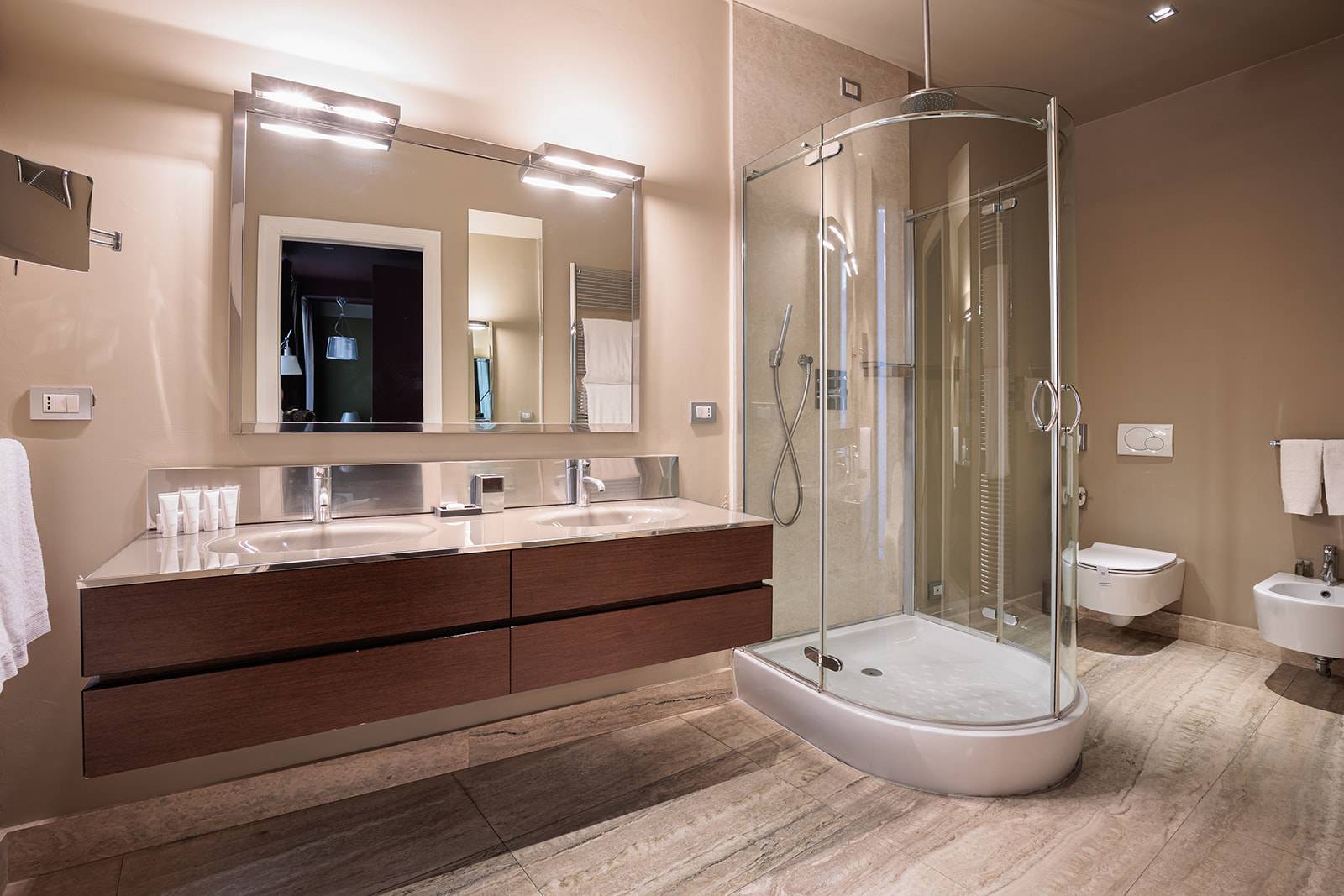 Escalus Luxury Suites 雙洗手台浴室與淋浴間