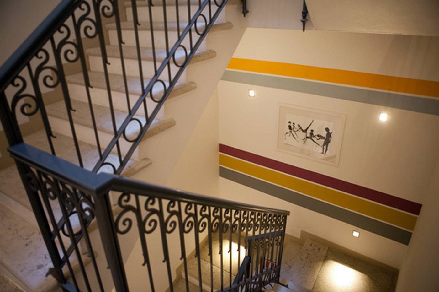 Escalus Luxury Suites 鐵花欄杆樓梯間
