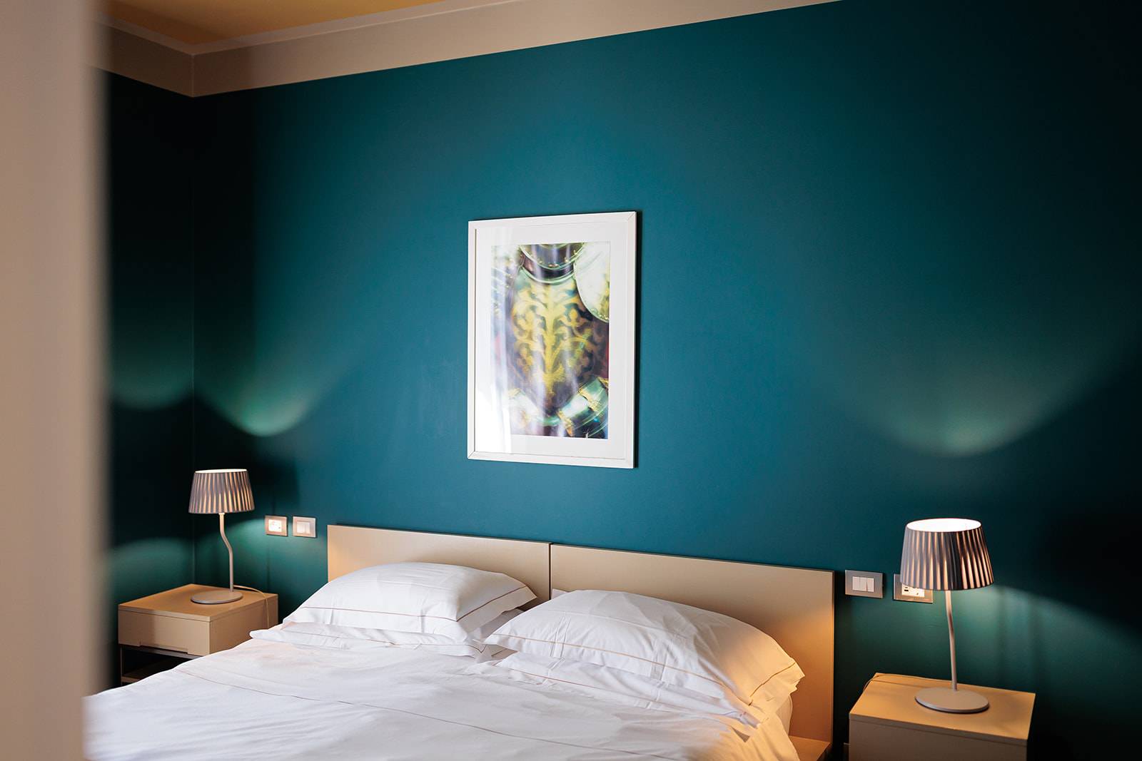 Escalus Luxury Suites 深藍牆面臥室