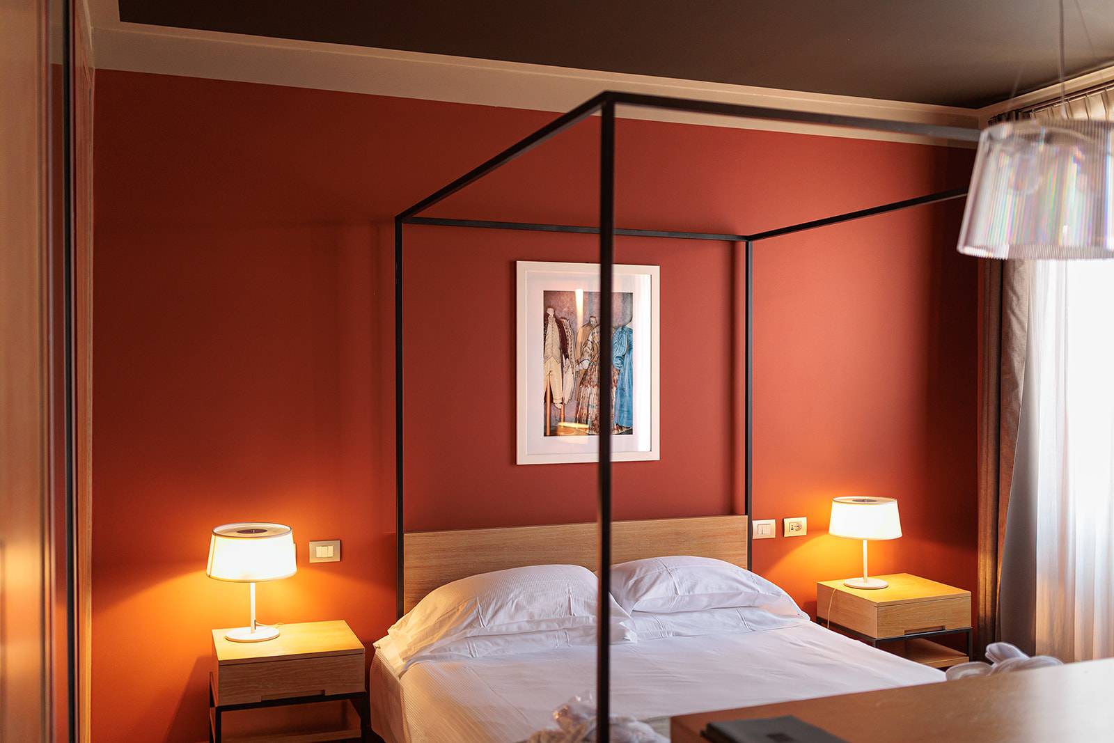 Escalus Luxury Suites 紅牆套房與四柱床
