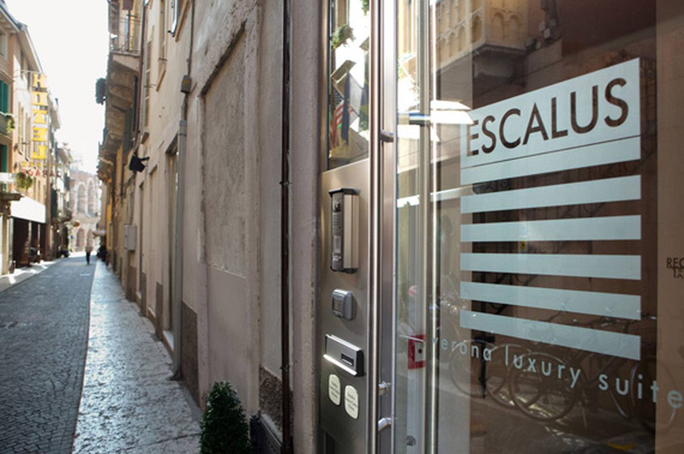 Escalus Luxury Suites 位在 Vicolo Tre Marchetti 巷內的入口