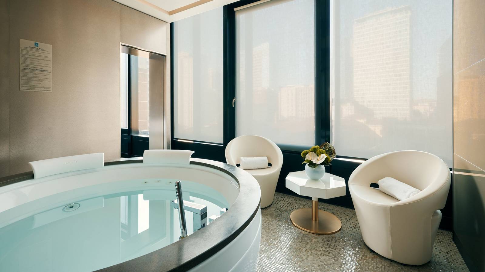 Excelsior Hotel Gallia Shiseido Spa 私人療程套房的按摩浴池