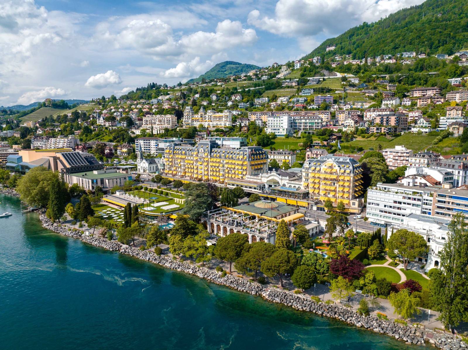 Montreux Palace 黃色遮陽棚立面與日內瓦湖岸空拍