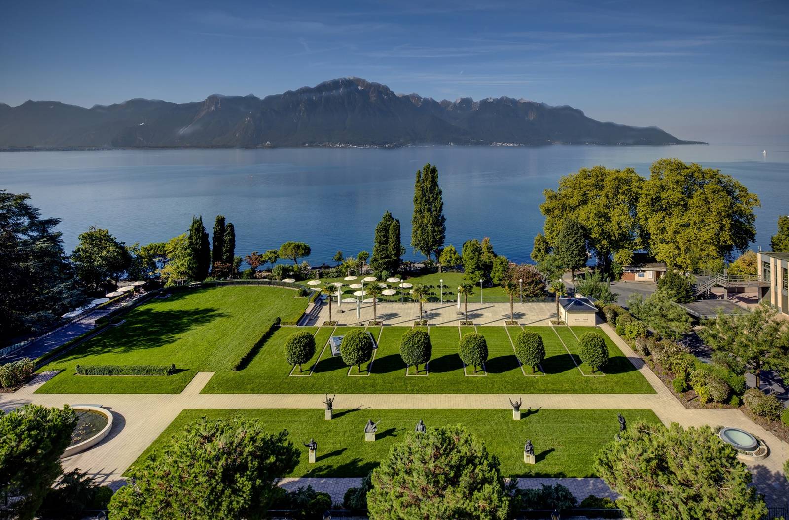 Montreux Palace 湖畔花園與對岸阿爾卑斯山