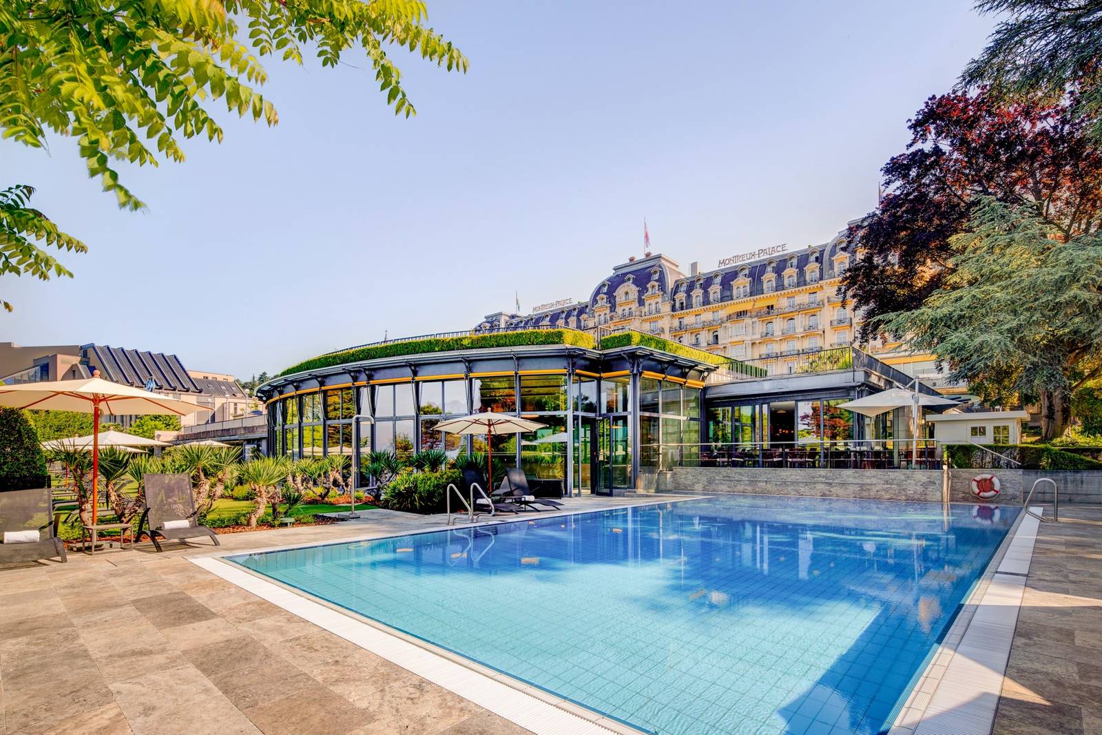 Montreux Palace 戶外溫水泳池與美好年代建築