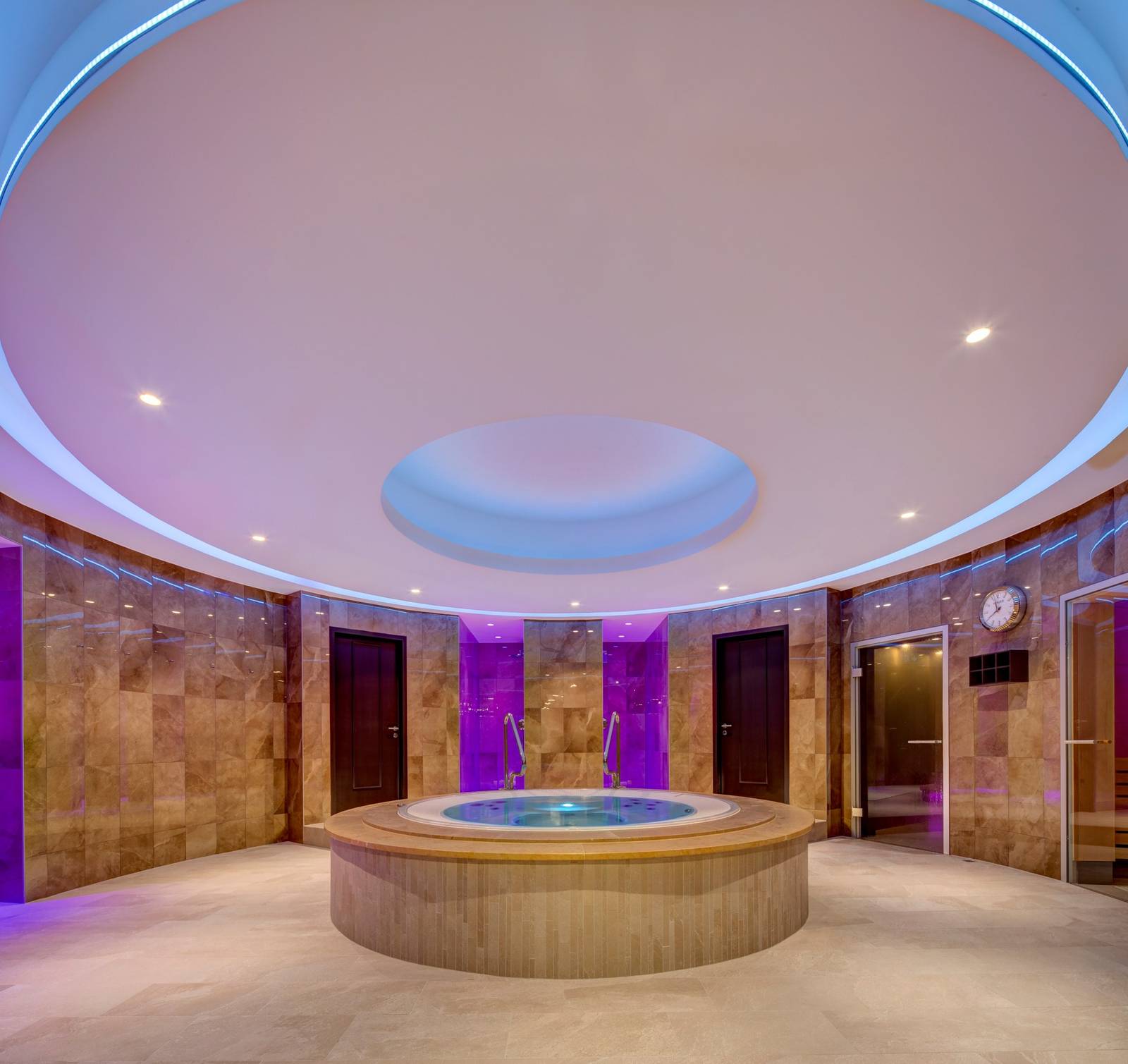 Montreux Palace Spa 圓頂下的按摩池