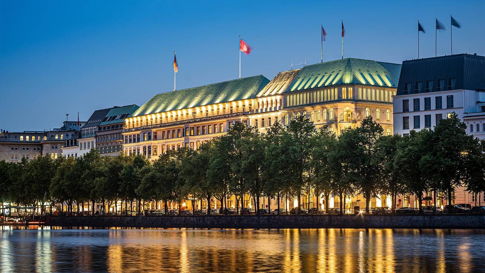 漢堡 Fairmont Hotel Vier Jahreszeiten 內阿爾斯特湖畔的建築立面夜景