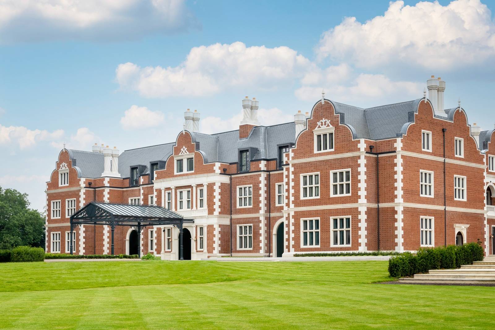溫莎 Fairmont Windsor Park 紅磚主建築與前方草坪