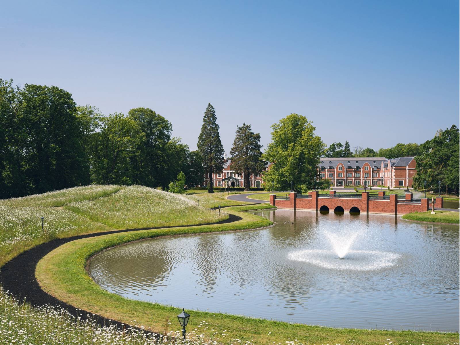 溫莎 Fairmont Windsor Park 莊園湖泊與噴泉