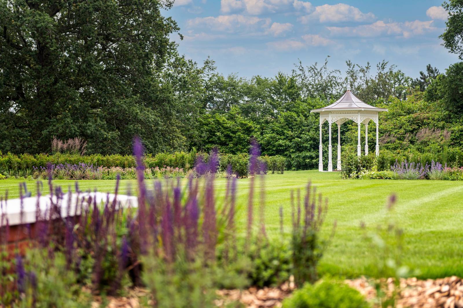 溫莎 Fairmont Windsor Park 花園草坪與涼亭