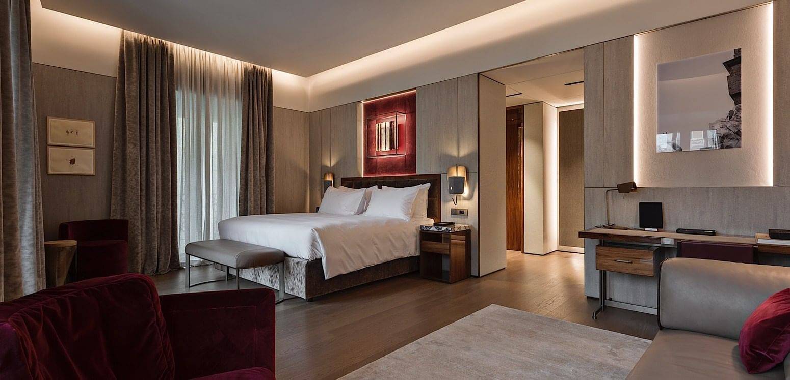 Fendi Private Suites 套房臥室與紅色絲絨床頭
