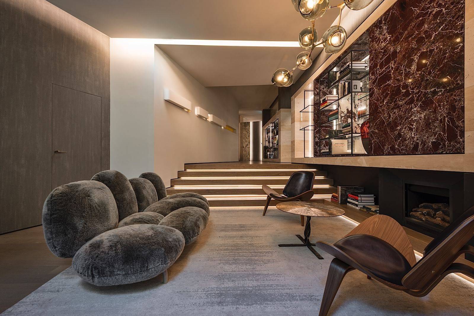 Fendi Private Suites 大廳沙發與藝術書牆