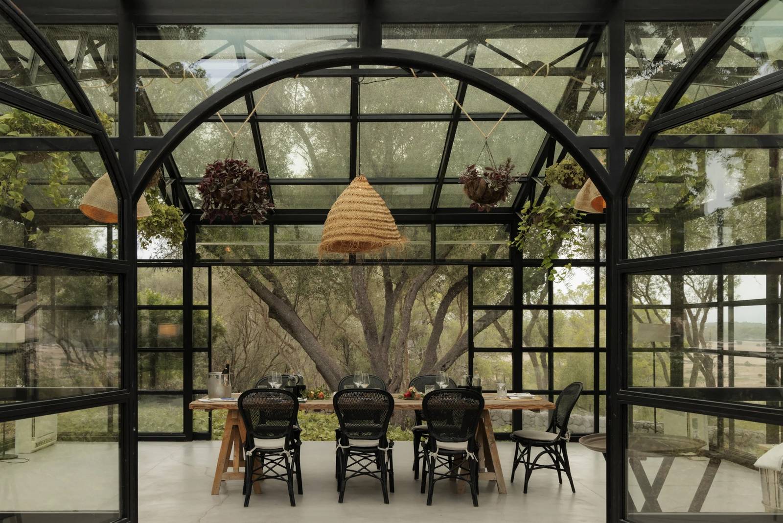 Finca Serena Mallorca 橄欖林旁的玻璃溫室餐桌