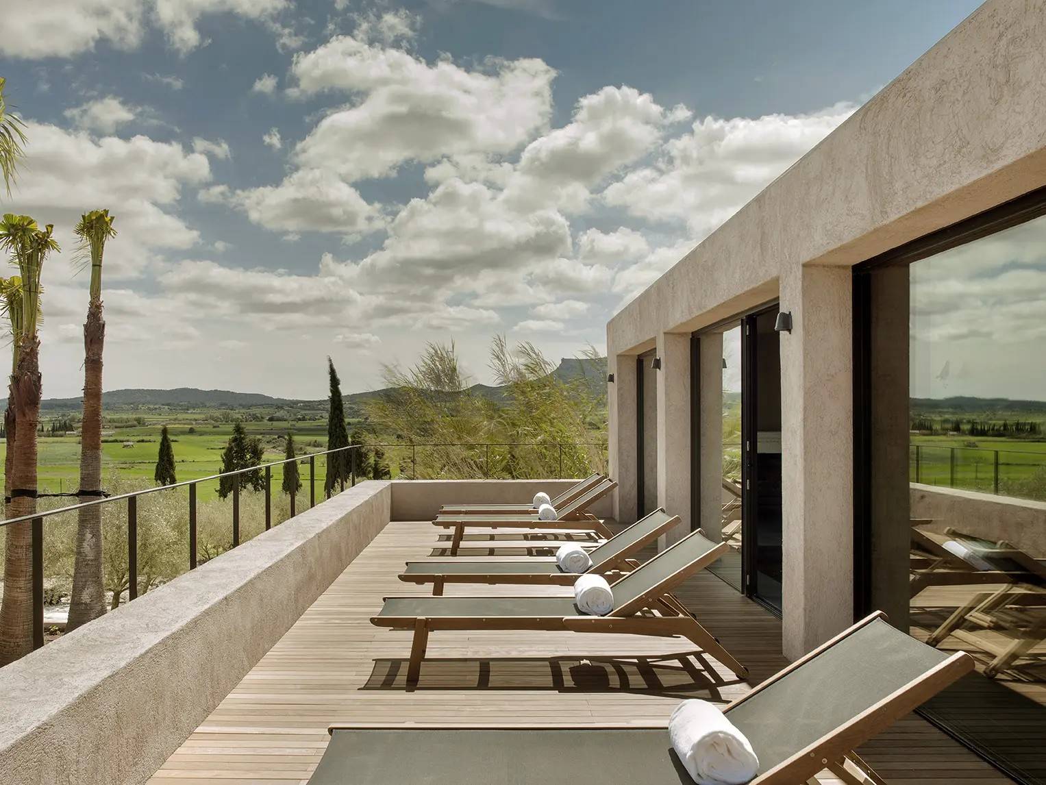 Finca Serena Mallorca Spa 露台躺椅