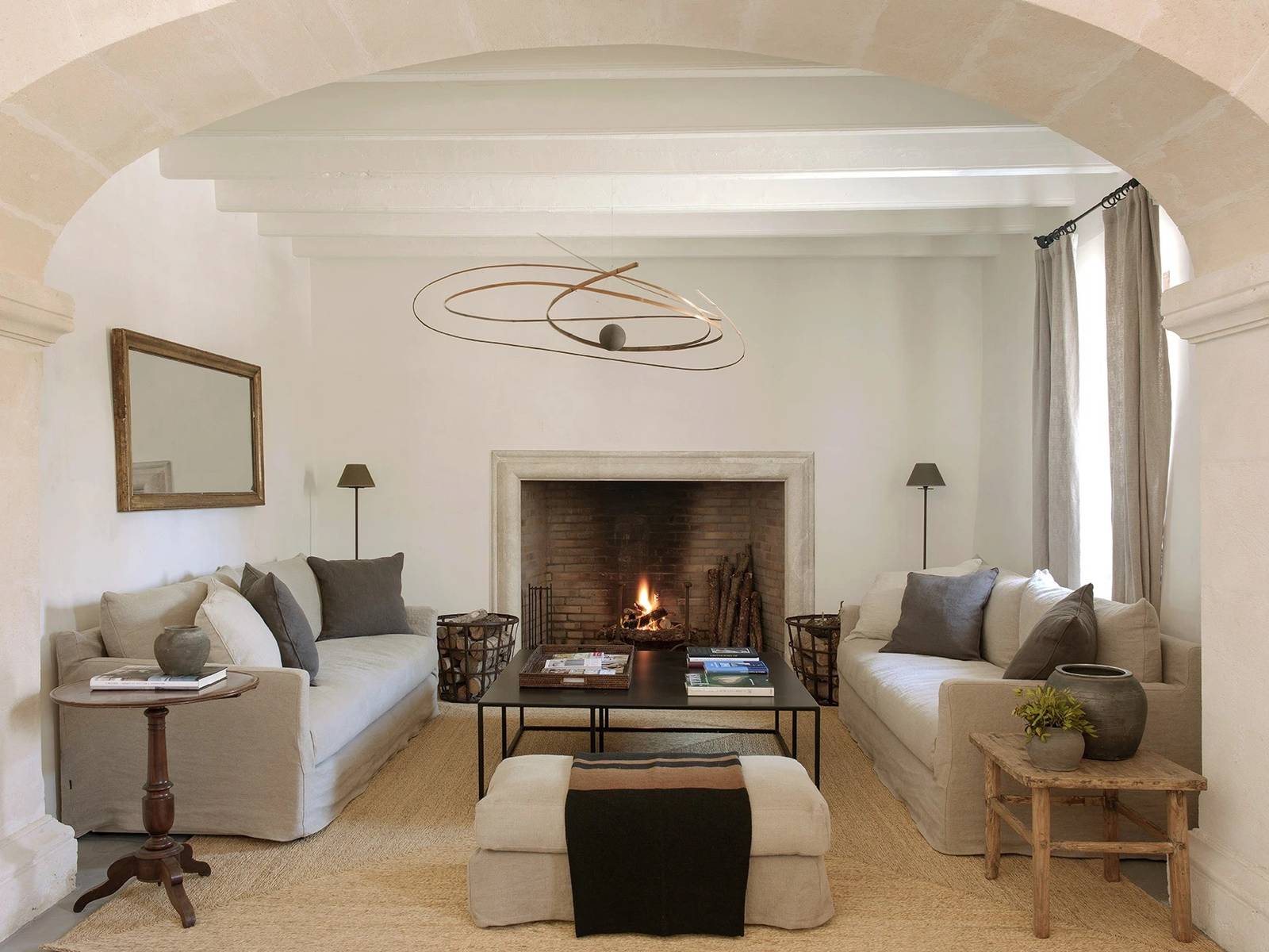 Finca Serena Mallorca 壁爐交誼廳