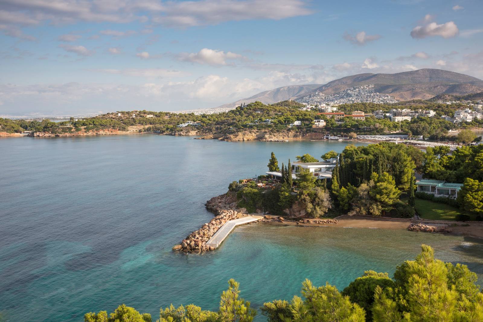Vouliagmeni 海灣與海岸線