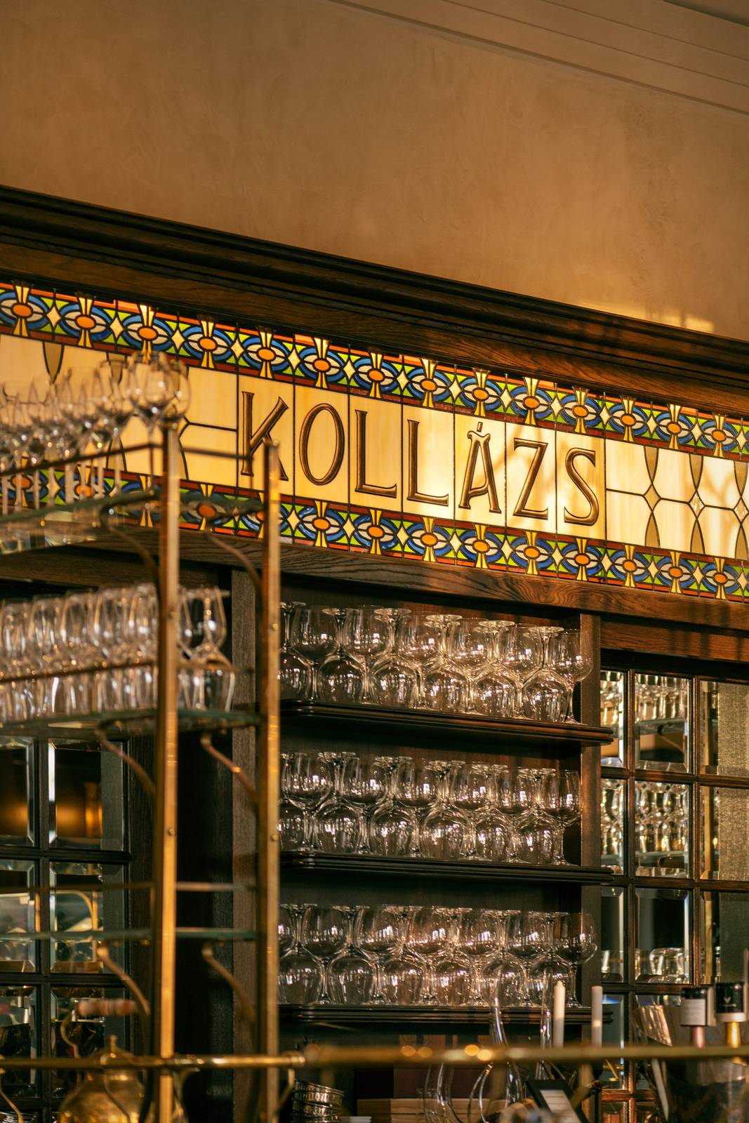 KOLLÁZS 酒吧的玻璃杯牆