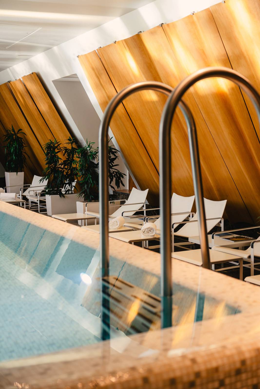 布達佩斯四季酒店 Spa 泳池旁躺椅