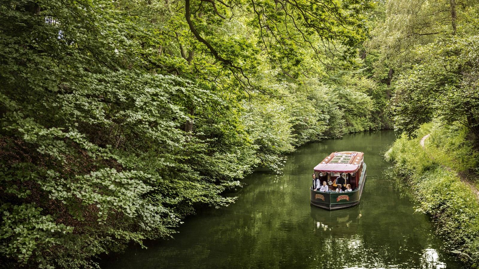流經莊園的 Basingstoke 運河與運河船