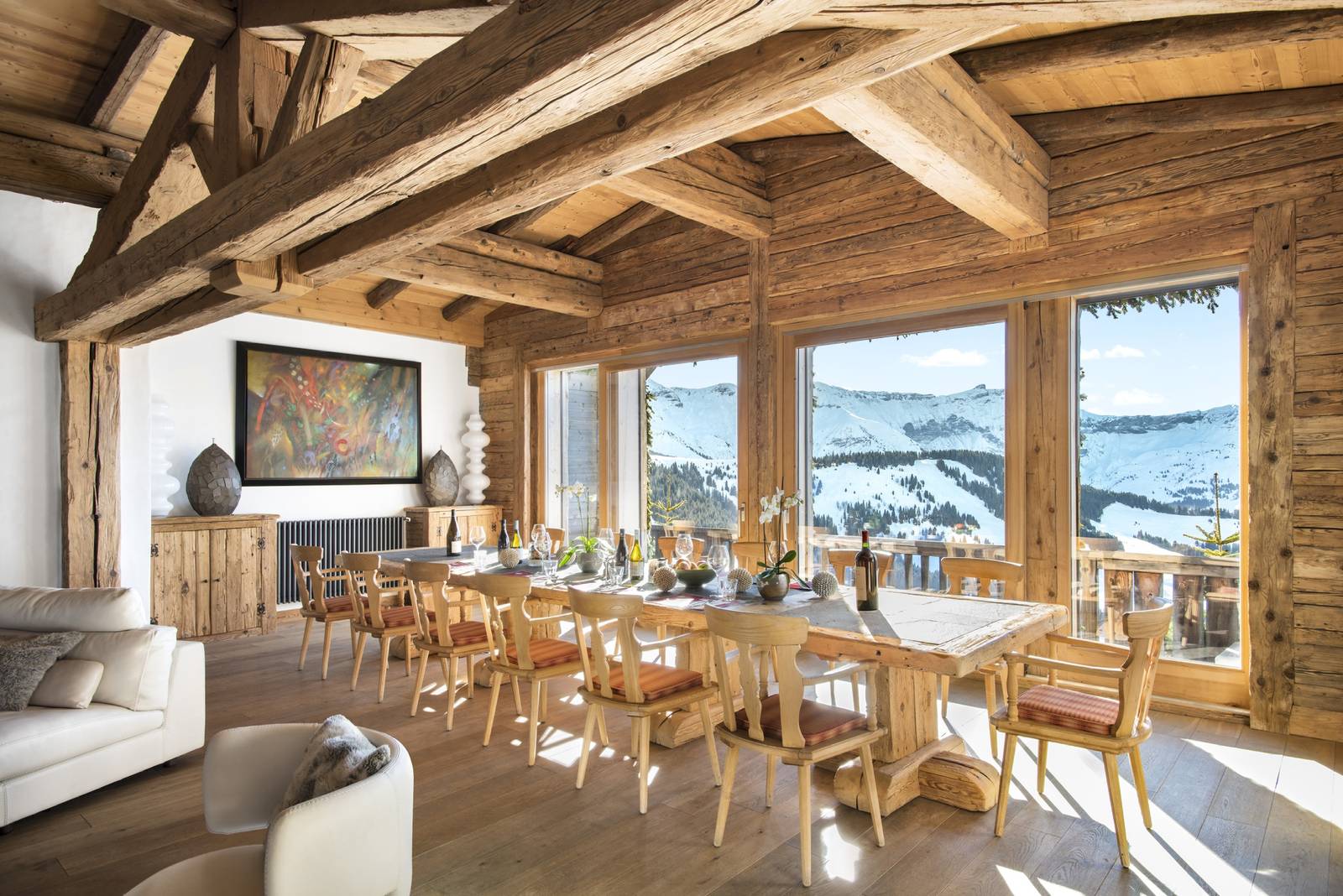 Suite Mont Blanc 木造餐廳與窗外雪山