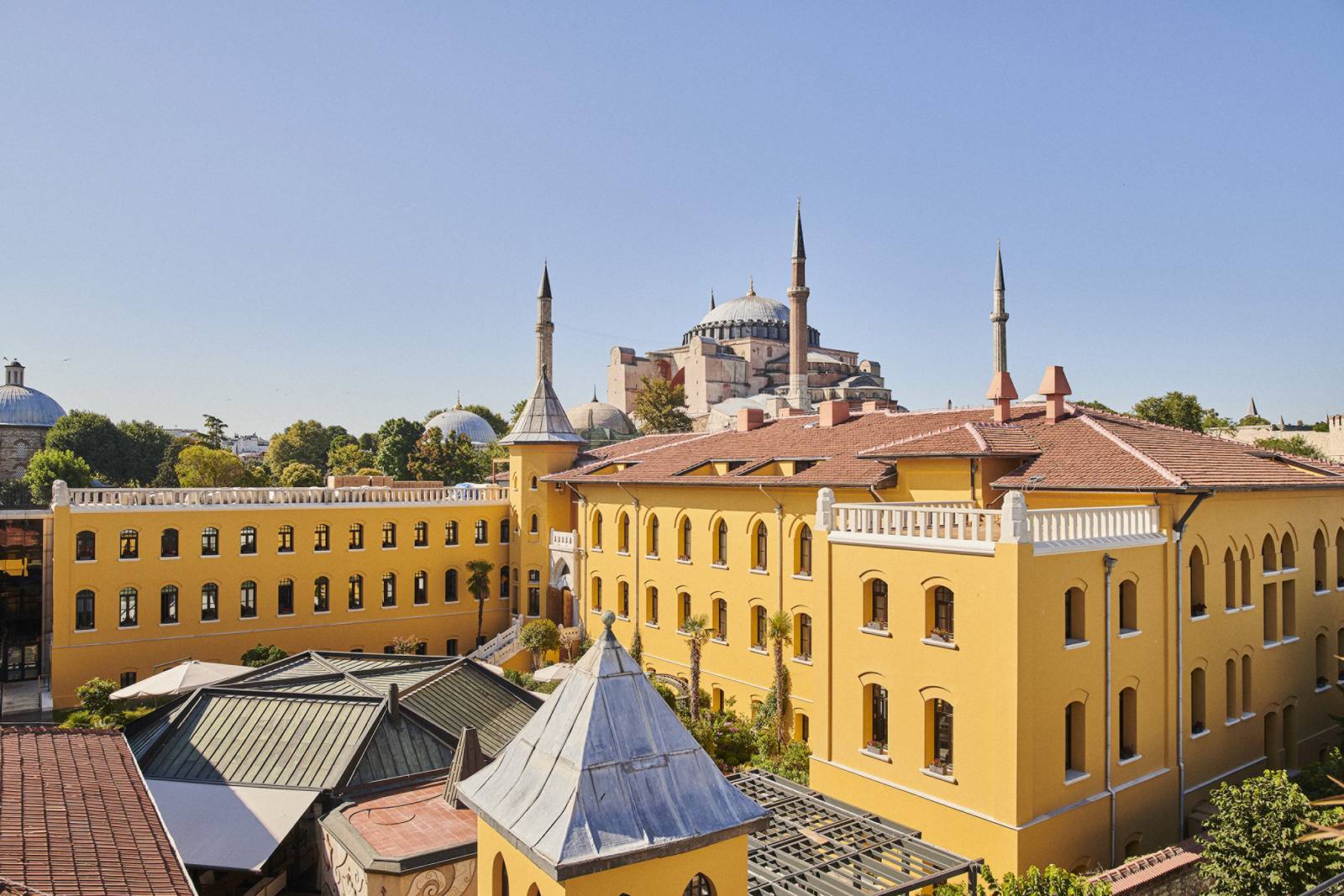 伊斯坦堡蘇丹艾哈邁德四季酒店黃色建築與後方的聖索菲亞