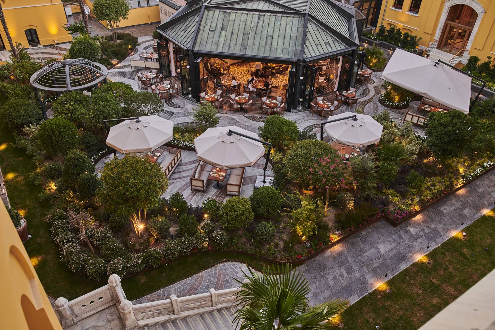 伊斯坦堡蘇丹艾哈邁德四季酒店中庭花園黃昏夜景
