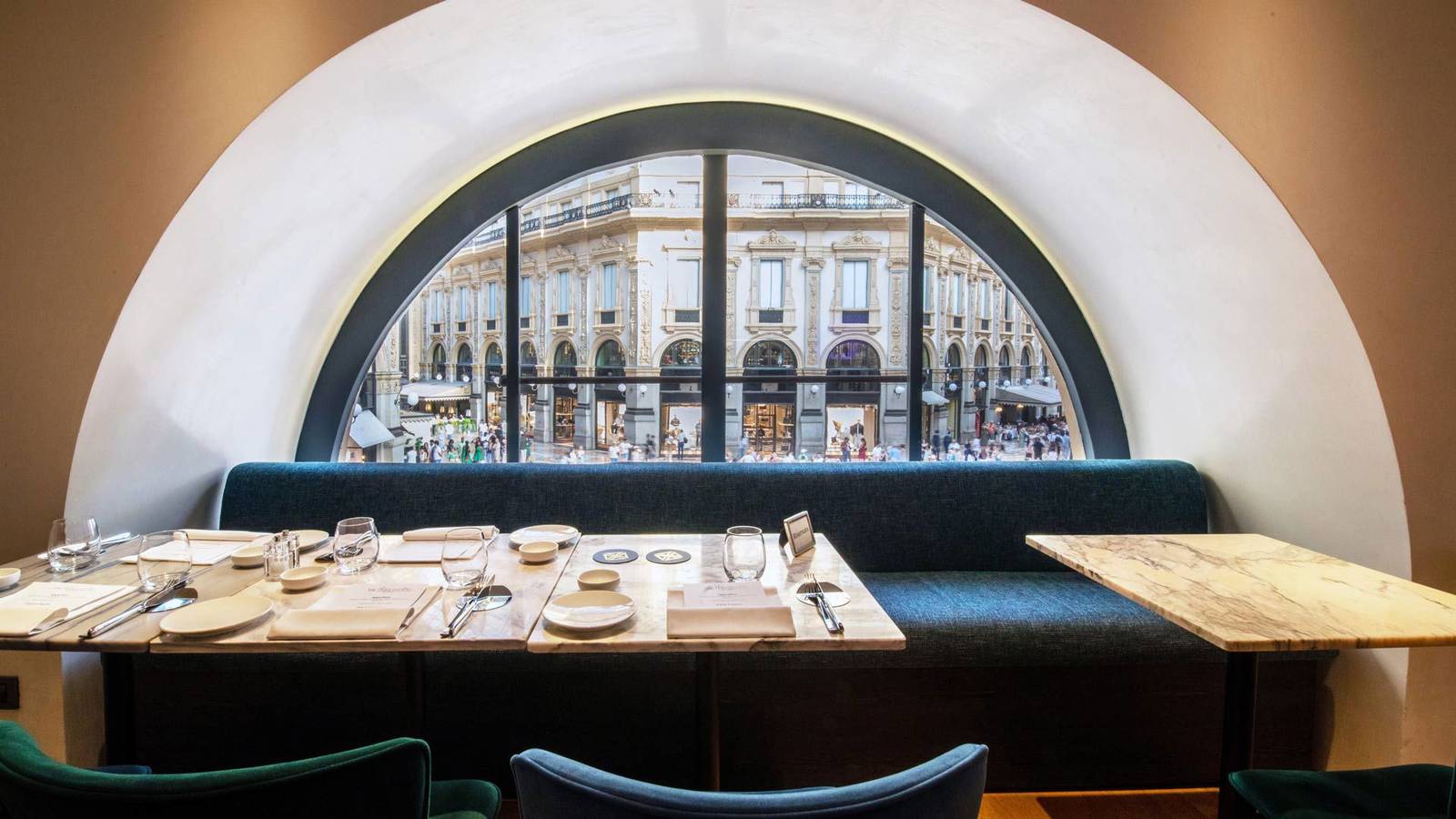 Galleria Vik Milano VIK Pellico Otto 拱窗旁的餐桌