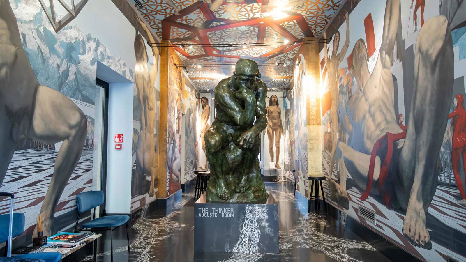 Galleria Vik Milano 公共空間的沉思者雕塑與大型壁畫