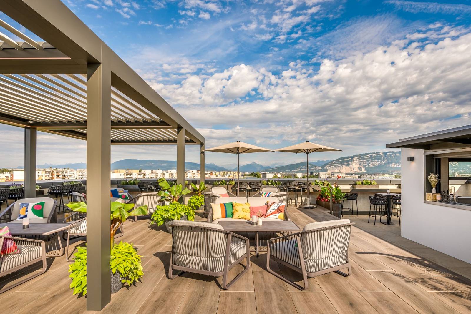日內瓦萬豪酒店 Suite 1201 頂樓酒吧白天景觀
