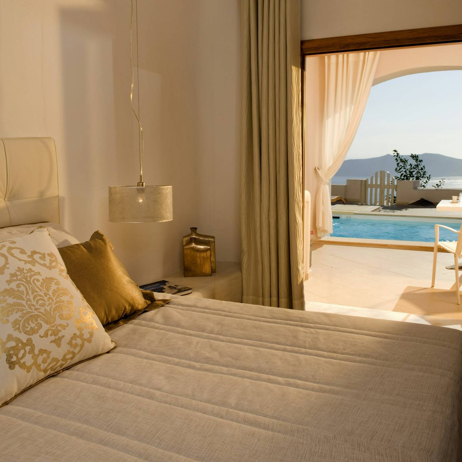 Gold Suites Deluxe Suite 臥室與私人泳池