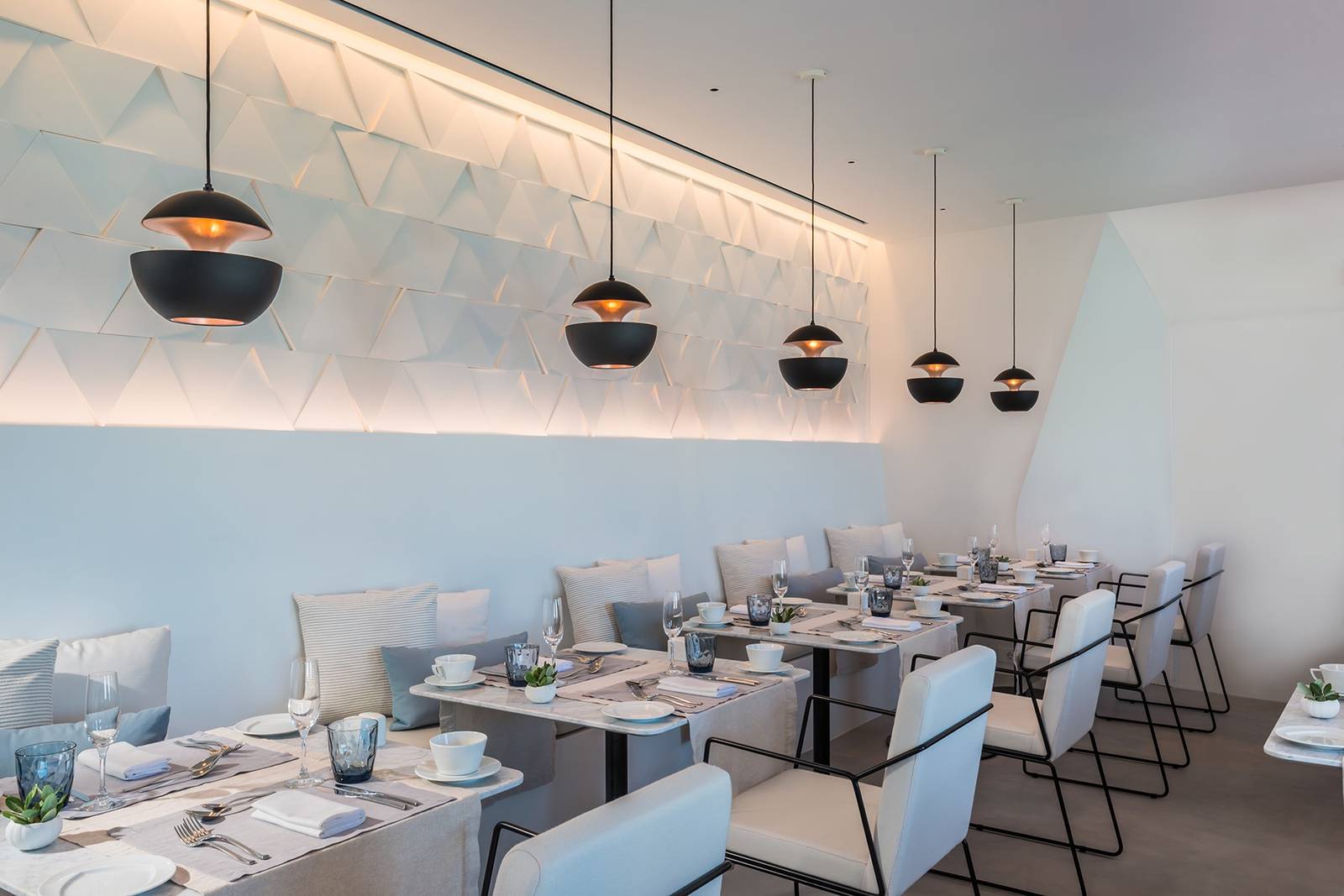 Grace Hotel Varoulko Santorini 餐廳室內