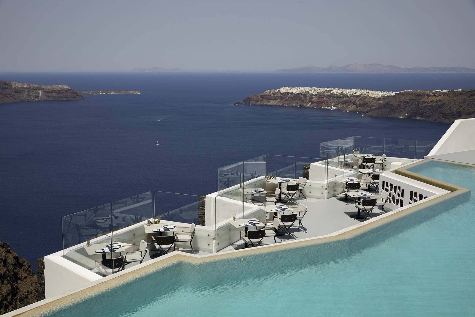 Varoulko Santorini 泳池旁的海景露台座位