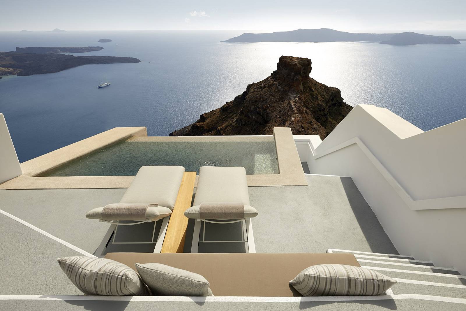 Grace Hotel Infinity Suite 私人泳池露台與 Skaros 岩