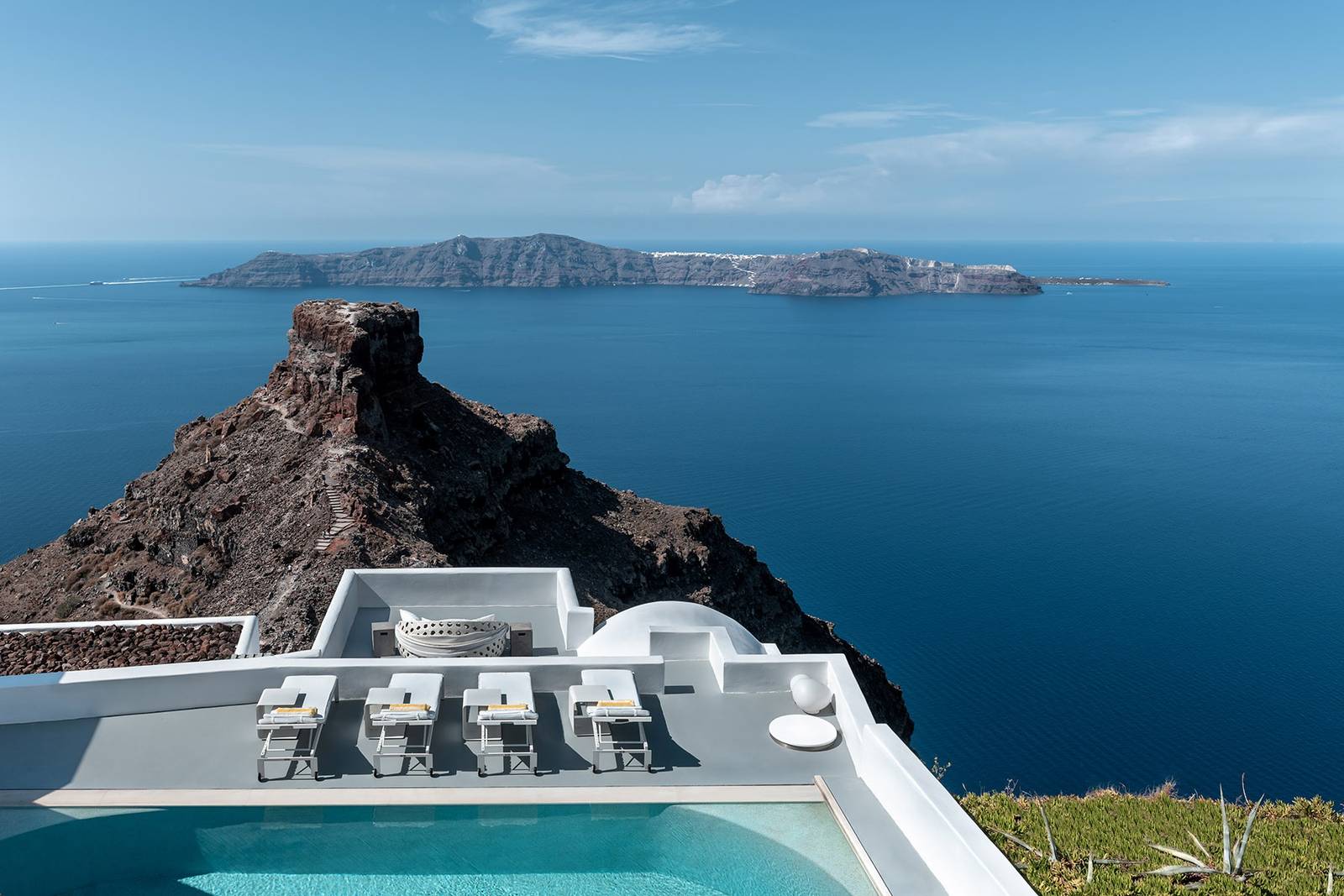 Grace Hotel The Villa 私人泳池與 Skaros 岩景觀