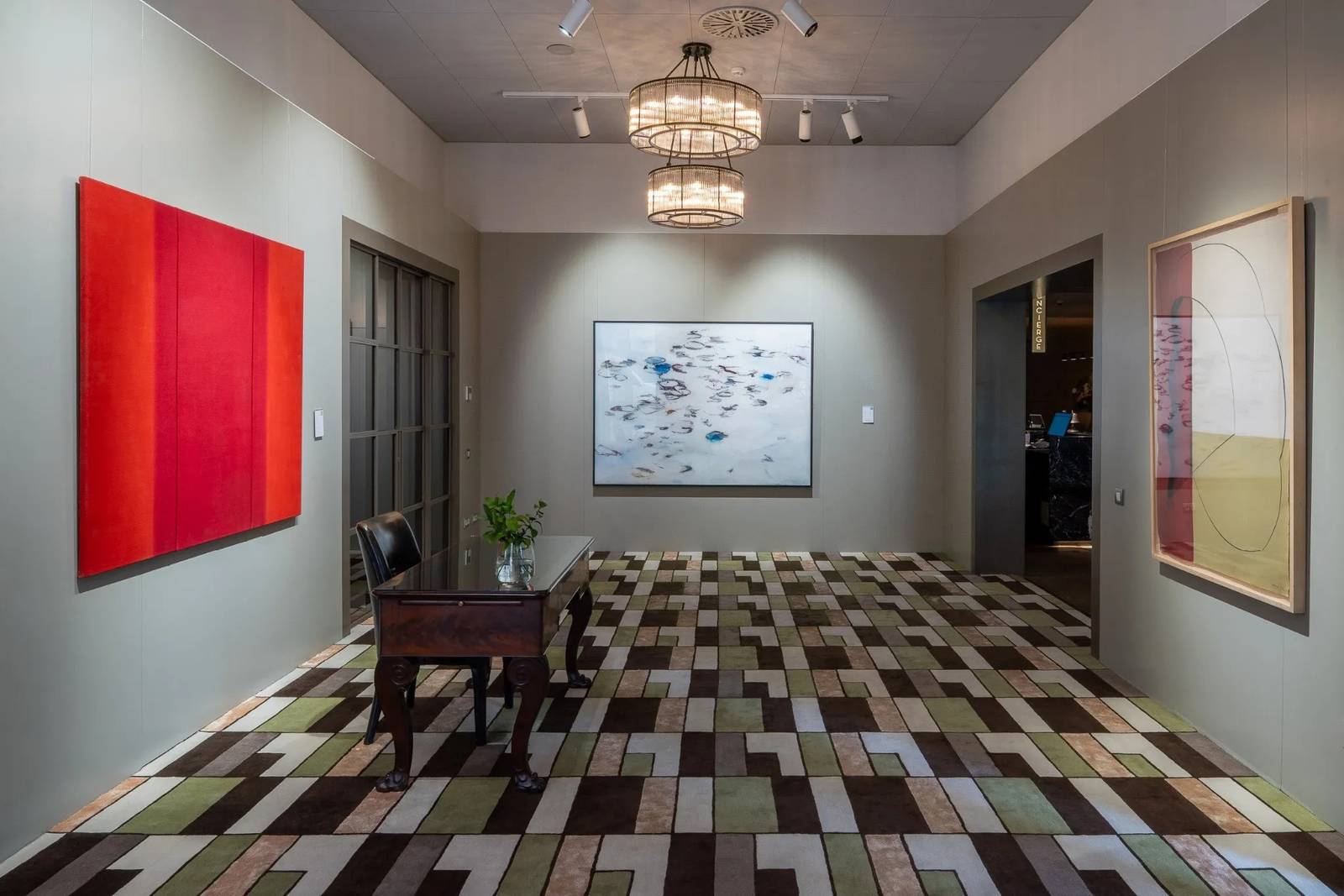 Grand Hotel Central 展示當代藝術的走廊