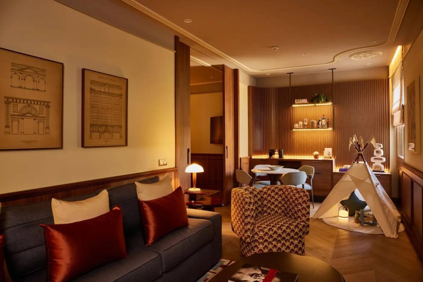 Grand Hotel Central 套房起居區