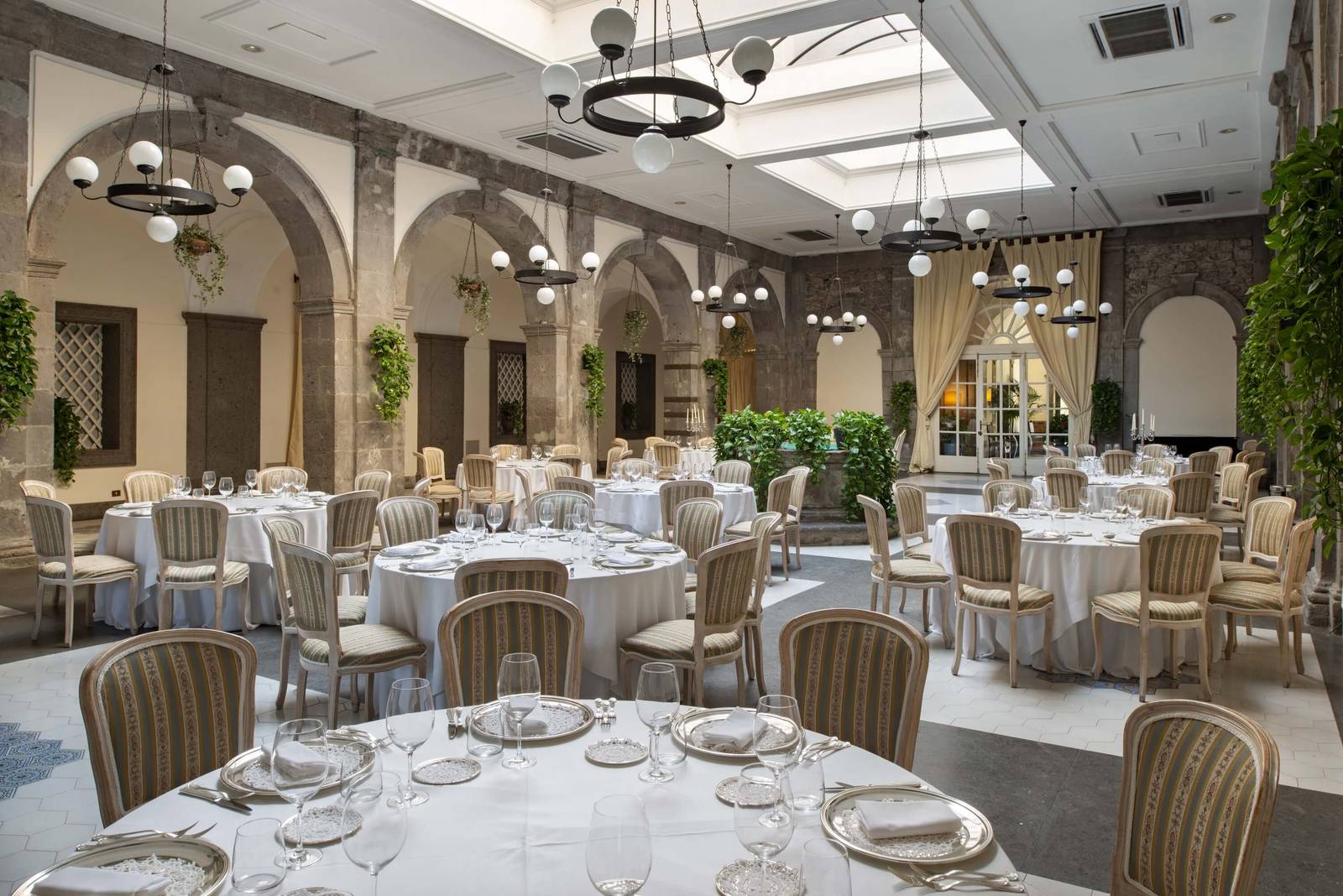 Grand Hotel Cocumella 修道院迴廊改建的大廳