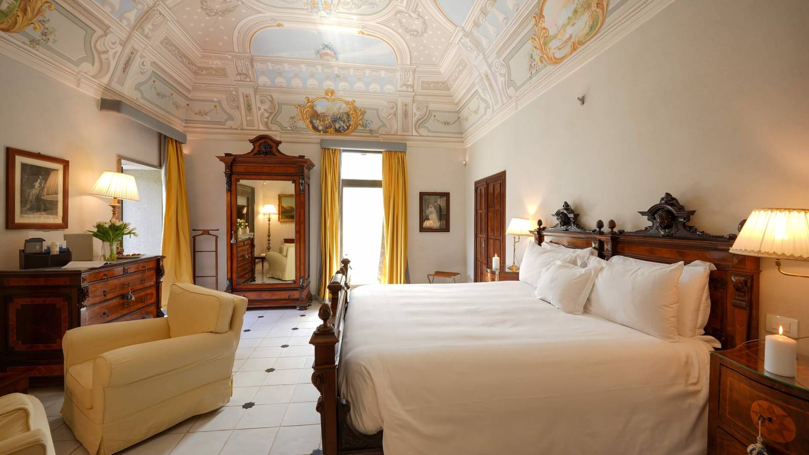 Grand Hotel Cocumella 歷史套房的濕壁畫天花板