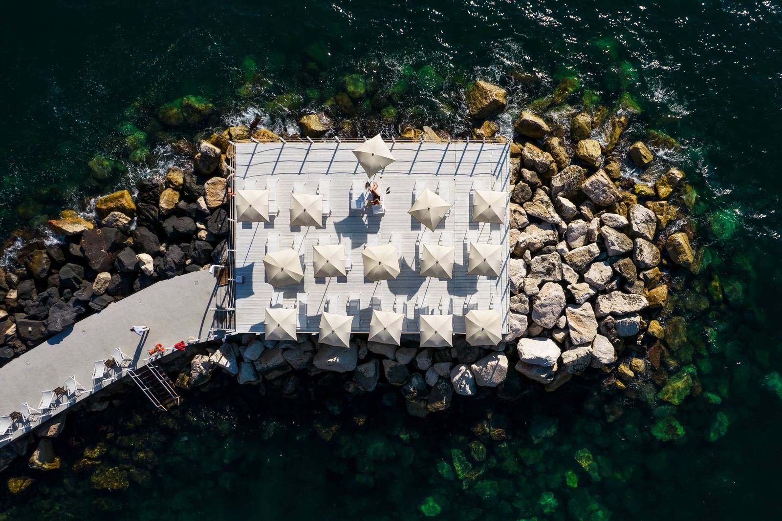 Grand Hotel Cocumella 海崖下的私人日光浴平台